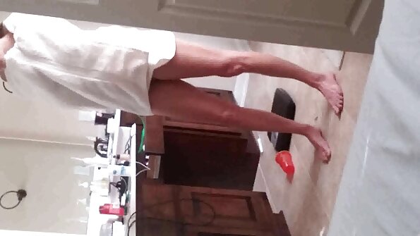 الآسيوية ترانزيستور الأحمر الجوارب يجلس على الأحمق لها مع ضخمة Jago سكس مترجم hd